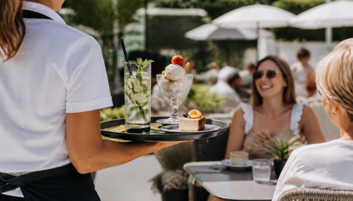 Professionell servieren im Sommer: Welche Ausstattung Gastronomie, Cafés und Eisdielen wirklich brauchen