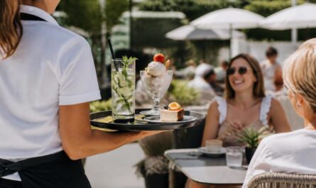 Professionell servieren im Sommer: Welche Ausstattung Gastronomie, Cafés und Eisdielen wirklich brauchen